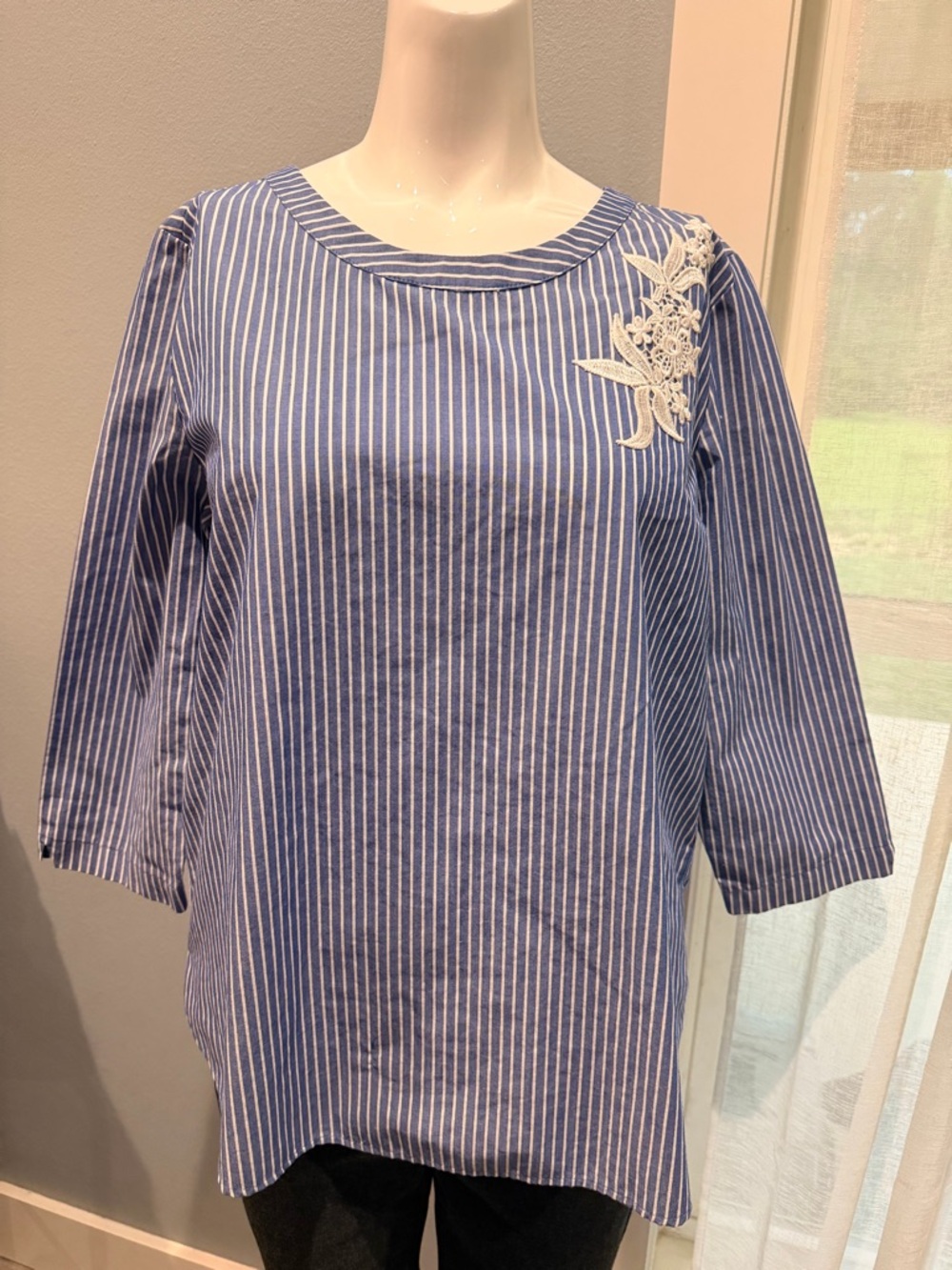 Van Heusen Striped Floral Embroidery Coastal Lightweight KeyLoop Back Blouse M